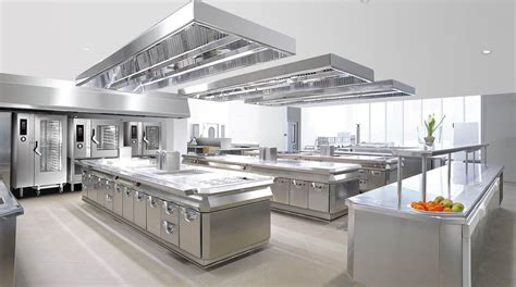 Interno moderno della cucina di una gastronomia con attrezzature professionali