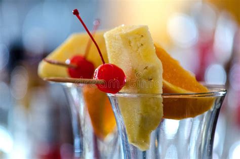 Fetta di ananas e ciliegia maraschino come guarnizione per un cocktail Piña Colada