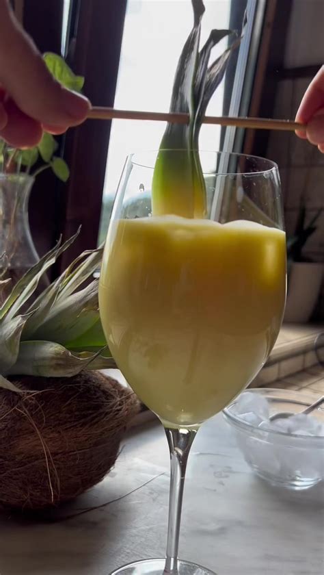 Ingredienti freschi per Piña Colada disposti su un bancone da bar