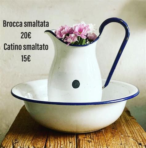 Illustrazione di brocche e catini, simboli dell'igiene personale medievale.