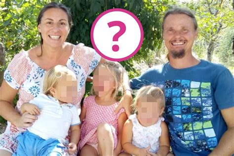 Illustrazione di una famiglia benestante che si prepara a fuggire dalla città, con servi che caricano beni su un carro.