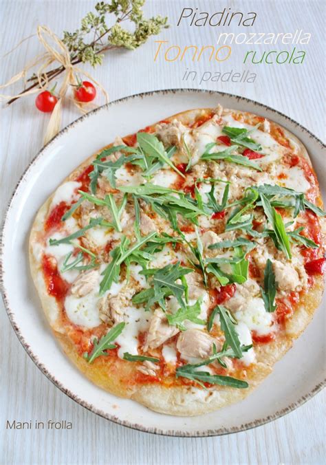 Grafica con gli ingredienti principali della piadipizza: piadina, pomodorini, rucola, mozzarella, origano