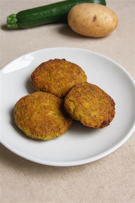 Ingredienti freschi per burger di zucchine e patate
