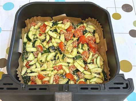 Burger di zucchine nel cestello della friggitrice ad aria