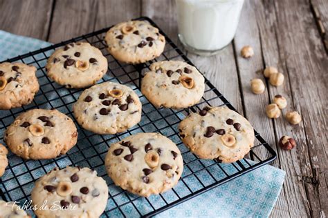 Biscotti cookies al cacao con nocciole appena sfornati, con gocce di cioccolato fondente in superficie.