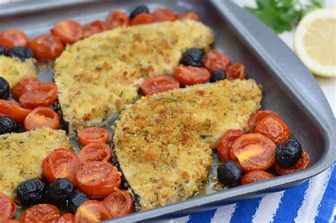 Preparazione delle verdure per il pesce spada al forno: pomodori, cipolla e basilico.