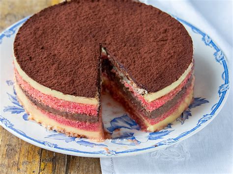 Composizione di una Zuppa Inglese a fette con strati ben definiti di crema e pan di spagna.