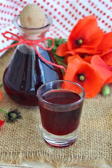 Un pentolino con sciroppo rosso di Alchermes.