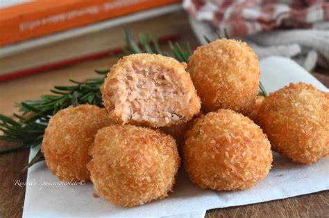 immagini di polpette di salmone dorate e croccanti
