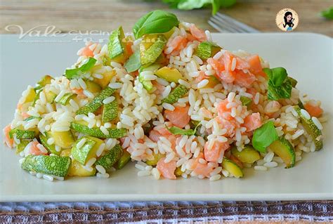 piatto di riso freddo con salmone e verdure