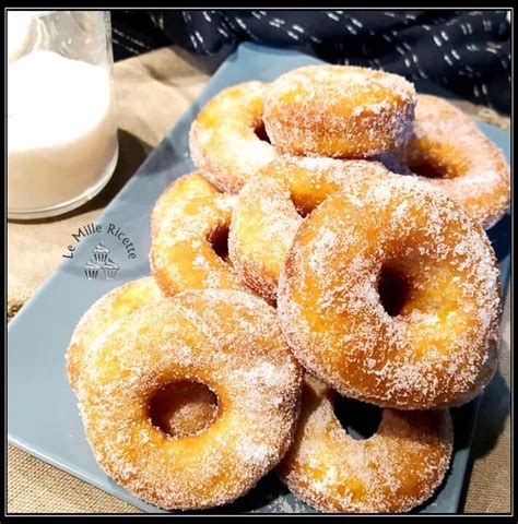 Una ciambella dorata con una superficie leggermente screpolata, decorata con zucchero a velo