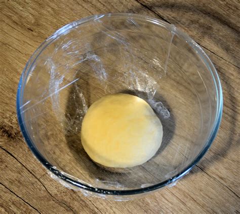 Primo piano di un impasto per ciambellone in una ciotola, con una frusta a mano