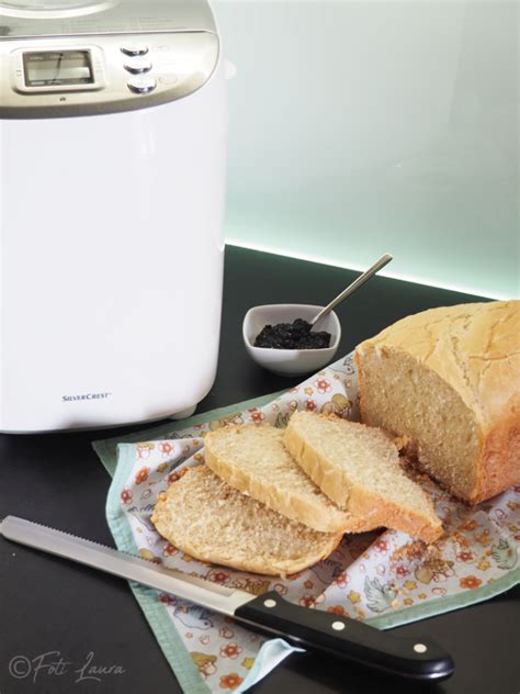 Pane bianco appena sfornato dalla macchina del pane