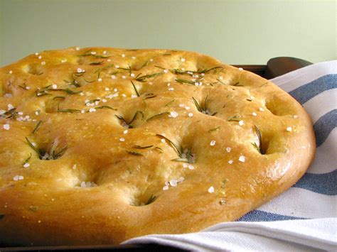 Focaccia alle erbe mediterranee preparata con la macchina del pane