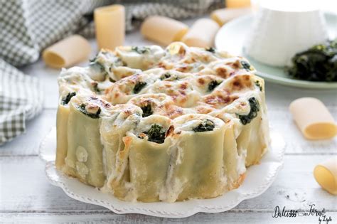 ingredienti freschi per un ripieno di paccheri ripieni: ricotta, spinaci, funghi