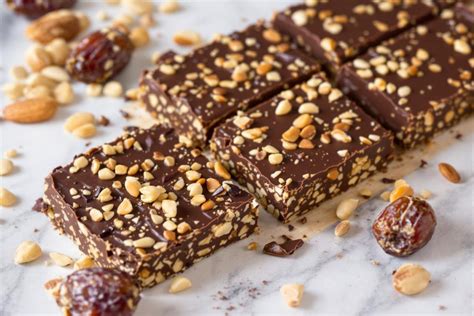 Barrette energetiche al cioccolato e mandorle con una generosa copertura di cioccolato fuso e scaglie di mandorle.