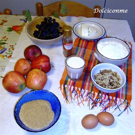 Ingredienti freschi per lo strudel: pesche, amaretti, uvetta e pinoli