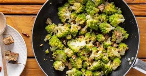 Ingredienti per la preparazione del broccolo romanesco