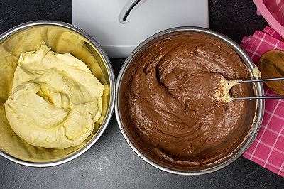due impasti per ciambella, uno chiaro e uno scuro, pronti per essere versati nello stampo