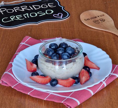 Immagine di un porridge cremoso di farro integrale guarnito con scorza d'arancia, cannella e scaglie di cioccolato fondente.