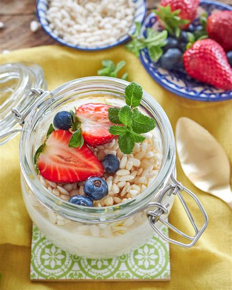 Immagine di una ciotola di farro soffiato con frutta fresca e yogurt.
