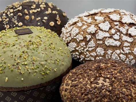 immagini di diversi panettoni artigianali con varianti e decorazioni
