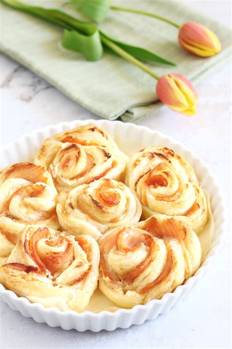 rose di pasta sfoglia con diverse farciture in stampini per muffin