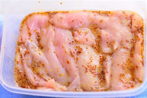 Immagine di fette di pollo immerse in una marinata