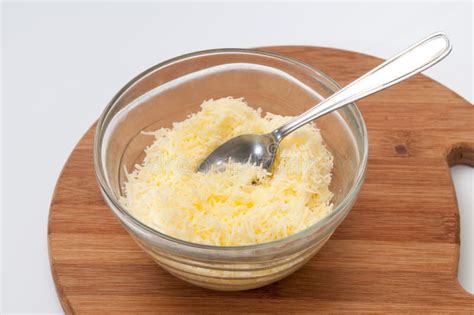 Immagine di una ciotola con pangrattato e formaggio grattugiato