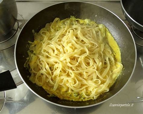 immagini di pasta mantecata in padella con il condimento cremoso