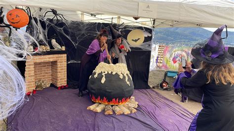 scorcio del borgo di Rovenna addobbato a festa per la manifestazione