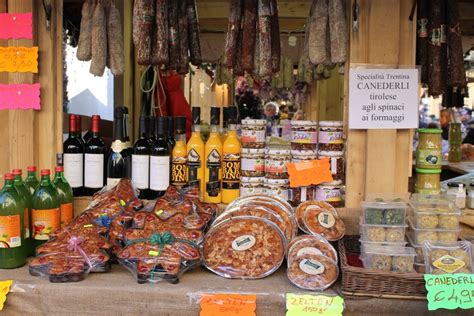 dettaglio di bancarella di artigianato locale durante la manifestazione