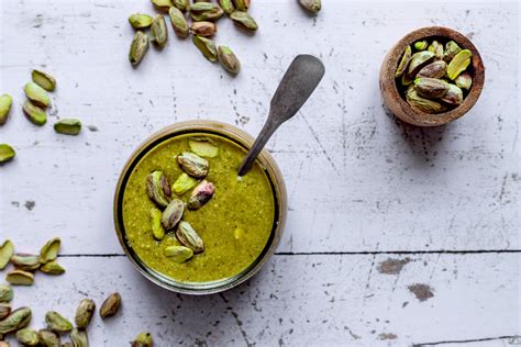 infografica con i passaggi per preparare il pesto di pistacchi e la besciamella