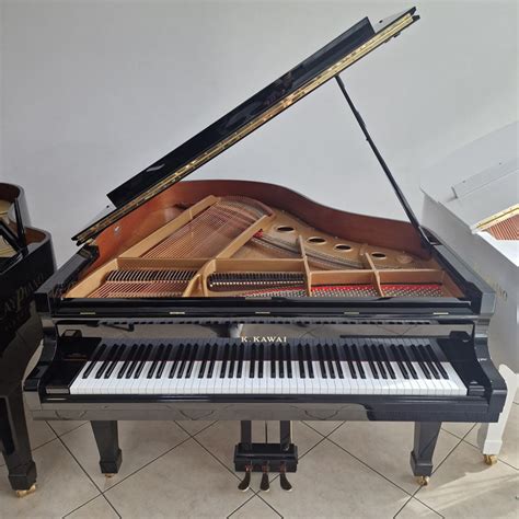 un parco cittadino con un pianoforte a coda all'aperto
