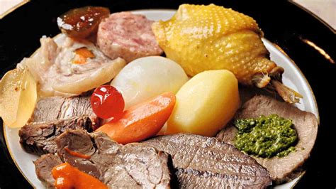Illustrazione di un piatto di bollito misto con vari contorni e salse