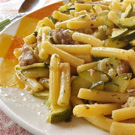 Ingredienti freschi per la pasta con salsiccia e zucchine