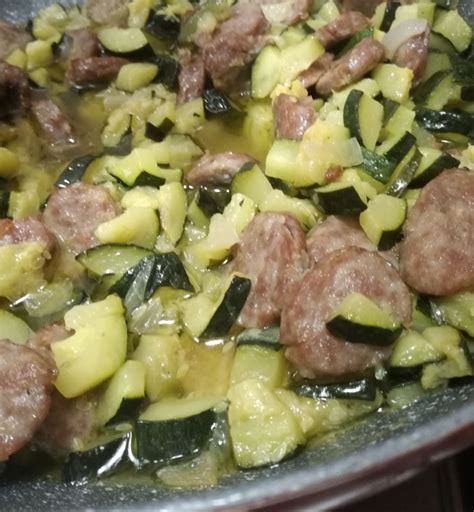 Soffritto di salsiccia e zucchine in padella