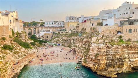 Vista panoramica della spiaggia di Lama Monachile a Polignano a Mare