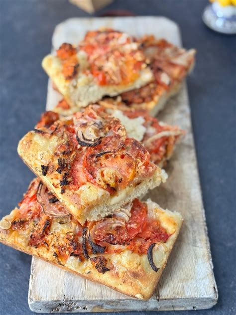 Giusina Battaglia che presenta la focaccia alla sicana