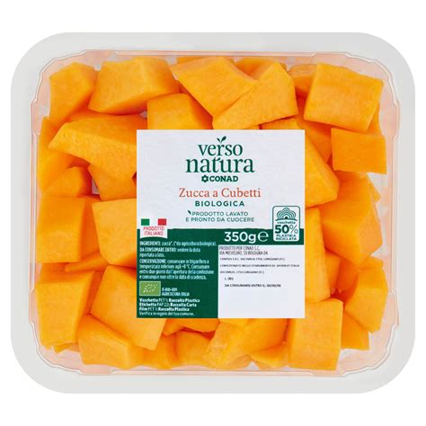 Zucca fresca tagliata a cubetti pronta per la cottura