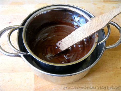 Cioccolato fondente fuso in una ciotola