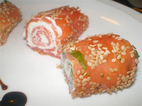 Rotolini di salmone, philadelphia e rucola pronti per essere tagliati