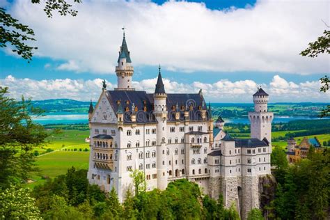Castello di Neuschwanstein immerso nel paesaggio montano