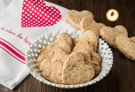 Biscotti integrali alla banana appena sfornati su una teglia