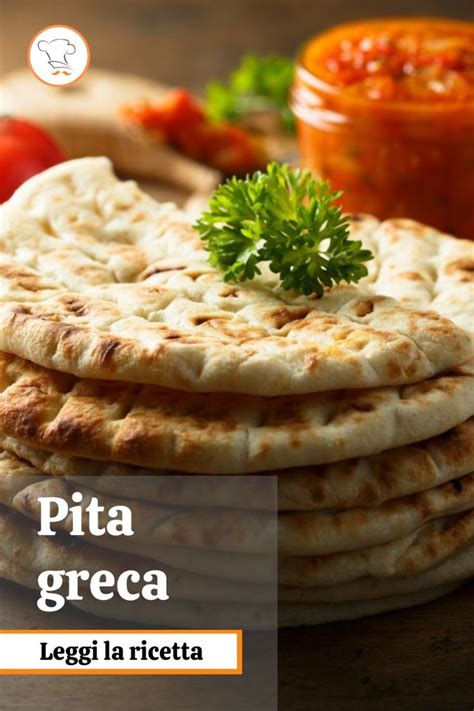 Un'immagine di pita greca morbida e dorata, pronta per essere farcita.