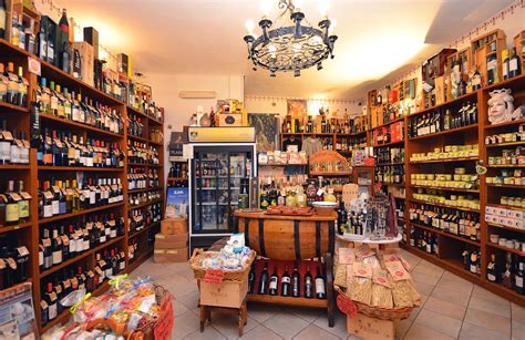 Esposizione di prodotti tipici in una bottega