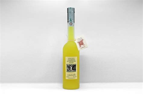 Dettaglio di bottiglie di Limoncello IGP