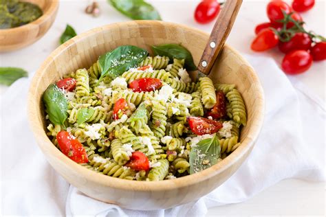 Primo piatto di pasta con mozzarella di bufala, pomodorini e pesto di pistacchio
