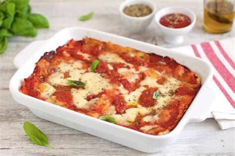 Piatto di lasagna di mozzarella e pomodoro con guarnizioni