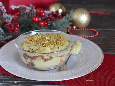 Foto di una coppetta con crema di mascarpone e decorazioni